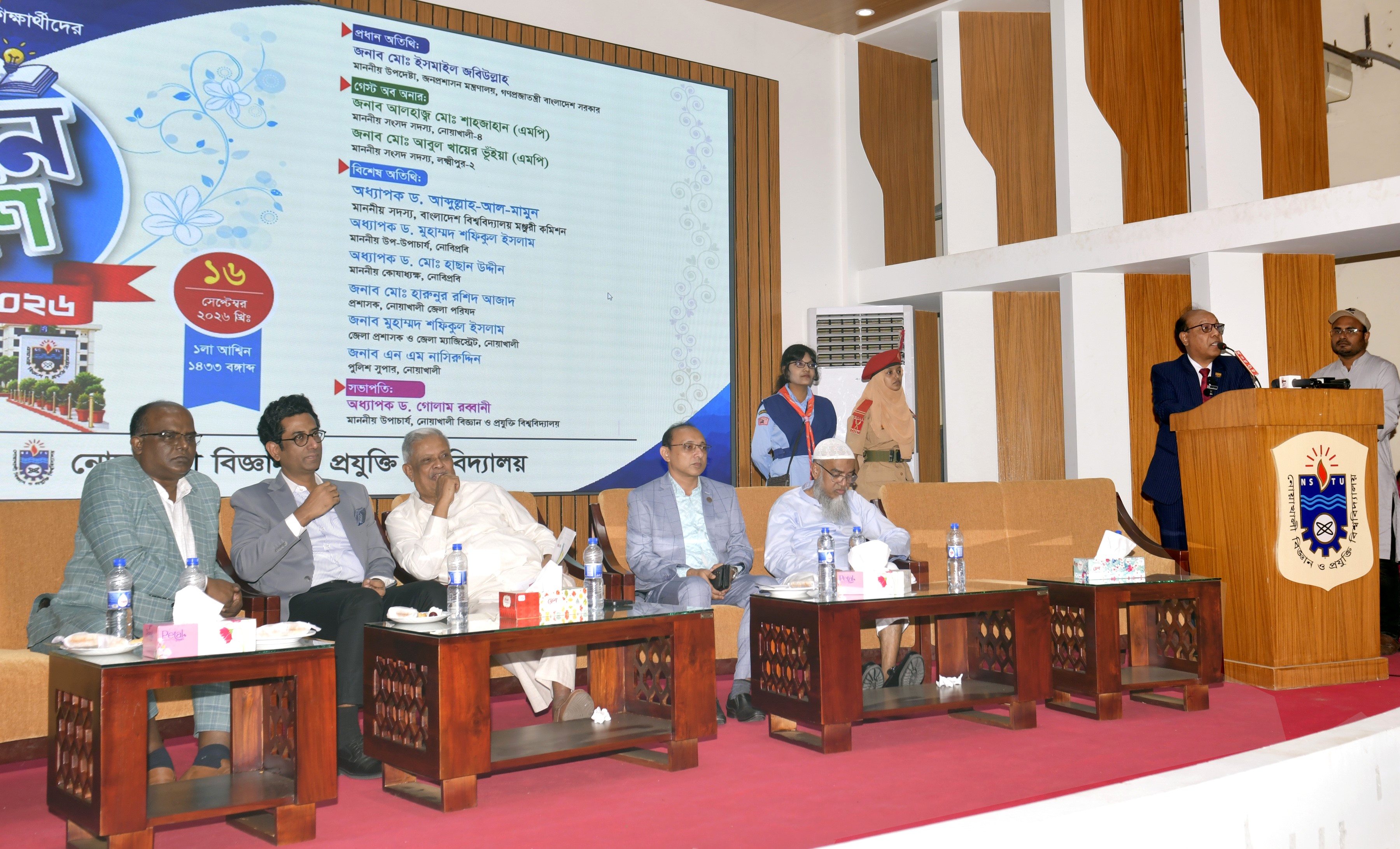 নোবিপ্রবিতে বর্ণাঢ্য আয়োজনে স্নাতক শিক্ষার্থীদের নবীন বরণ অনুষ্ঠিত